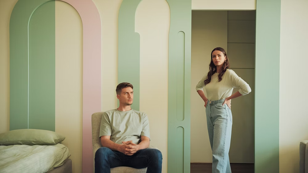 homem centado e mulher de pé