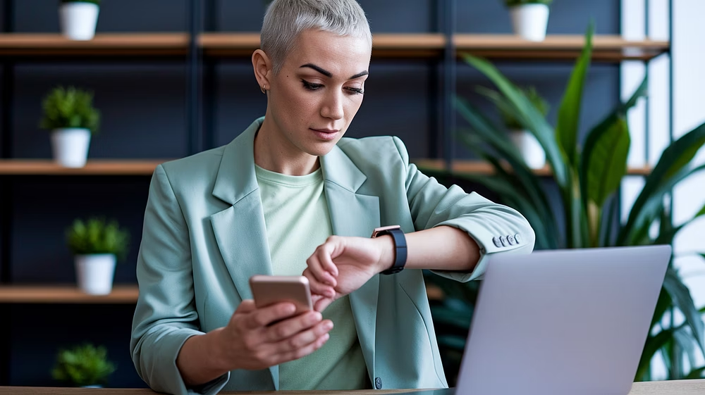 mulher olhando para relorgio de pulso